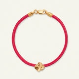 Firkløver silkearmbånd koral rødt, forgyldt