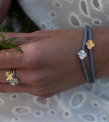 Firkløver silkearmbånd blåt, forgyldt