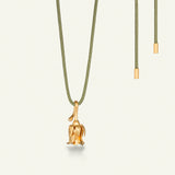 Rose med diamant på silkehalskæde, forgyldt