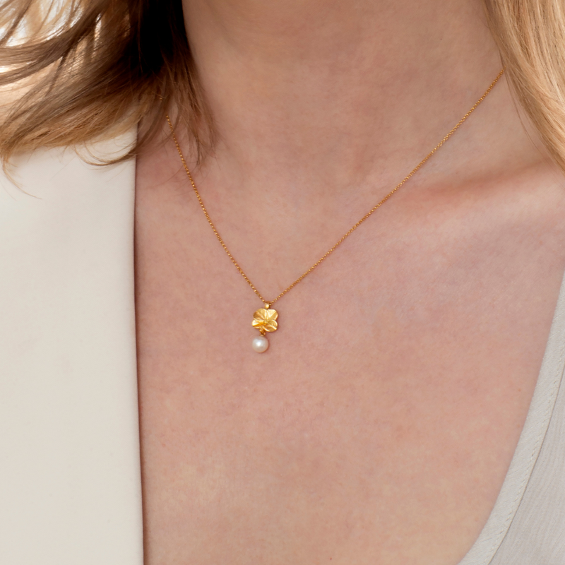 Firkløver halskæde med perlevedhæng, forgyldt
