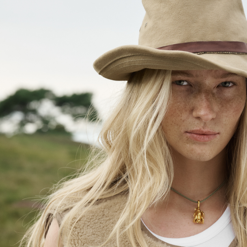 Rose med diamant på silkehalskæde, forgyldt