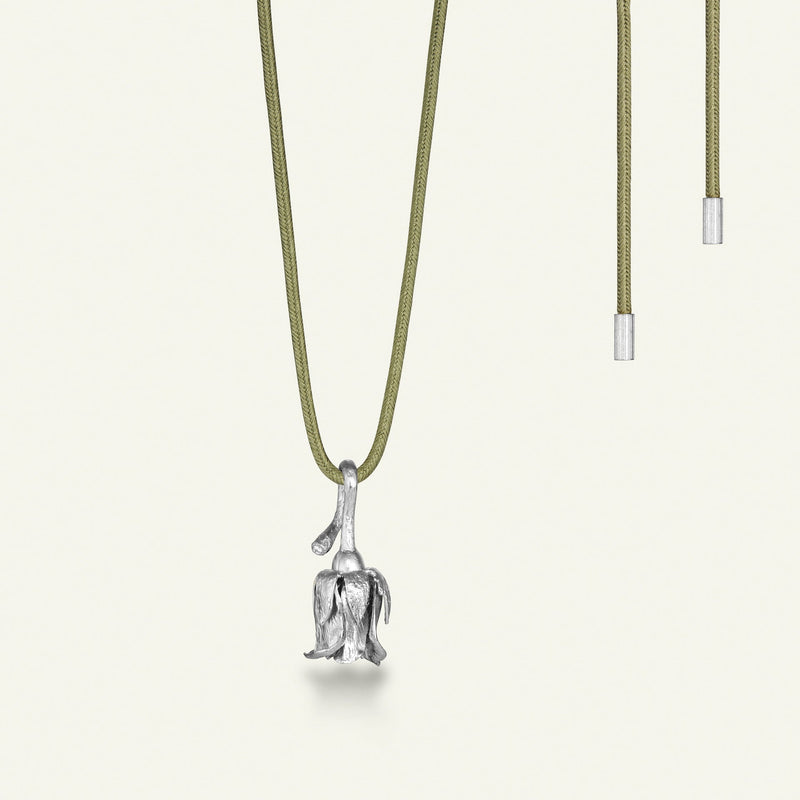 Rose med diamant på silkehalskæde, sølv