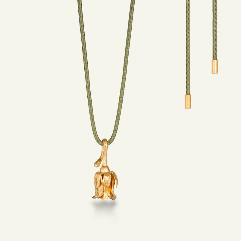 Rose med diamant på silkehalskæde, forgyldt