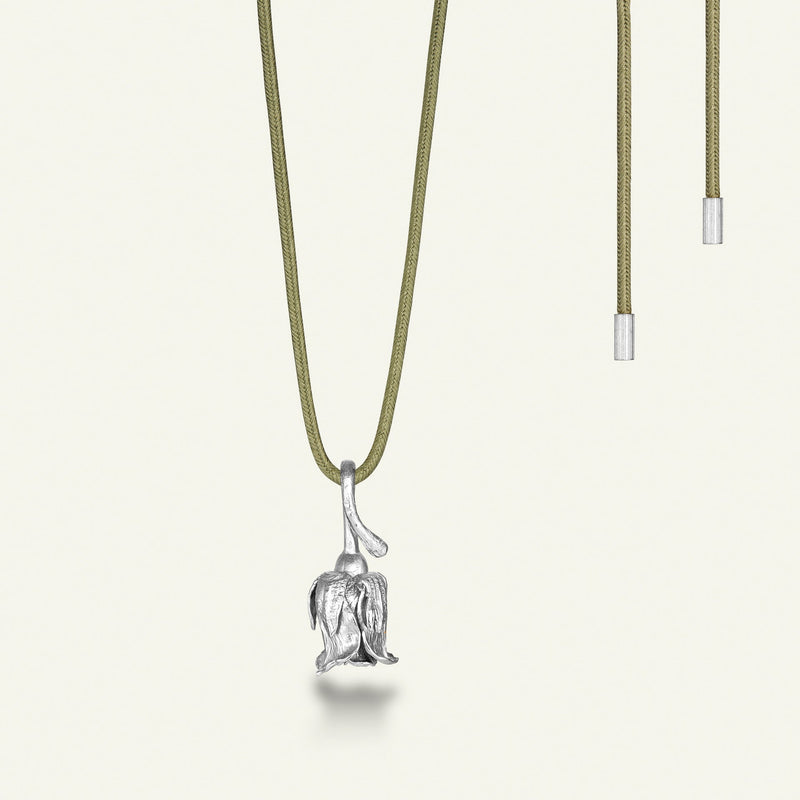 Rose med diamant på silkehalskæde, sølv