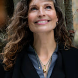 Rose med diamant på silkehalskæde, forgyldt